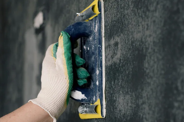 worker laying stucco