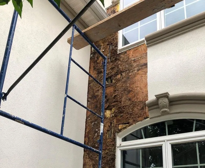 carrying out work on laying stucco