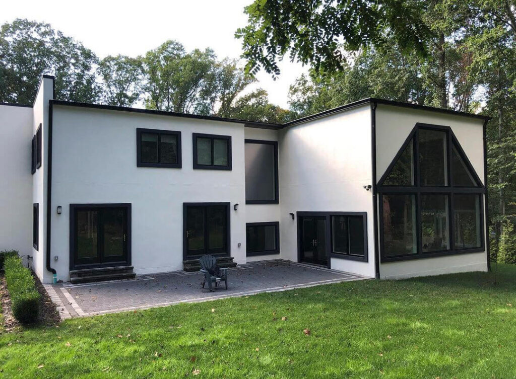15 White Stucco House Ideas: Black Trim, Windows, Stone & Modern Designs 16 image of a house and the use of white stucco in it